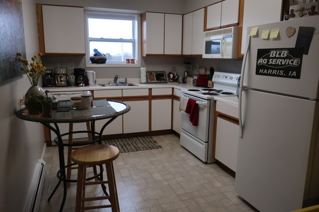 Kitchen 16 - Walnut Knoll Apartments