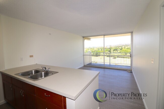 Building Photo - 1 Bedroom 1 Bath unit in The Highlander with 2 Parking - Available June 1st