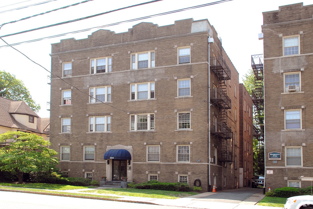 Building Photo - Montgomery Arms