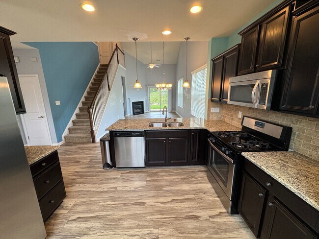 Foto del edificio - Bright & Spacious End Unit in Thompson Ridge