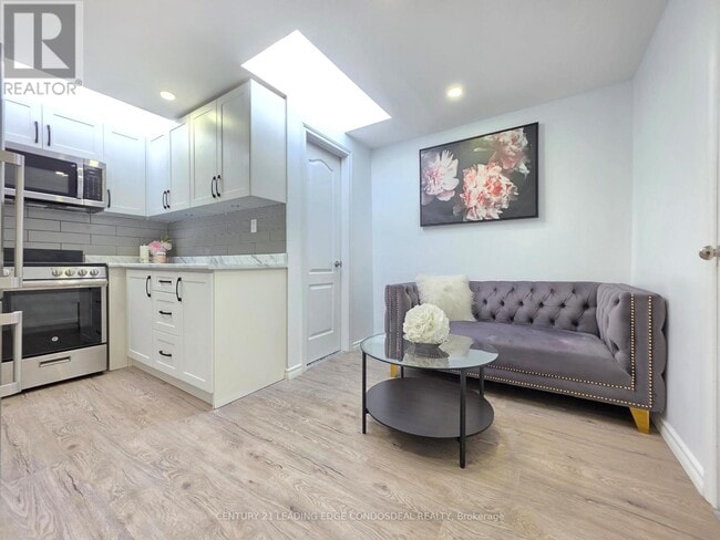 Building Photo - 658 Dundas St W