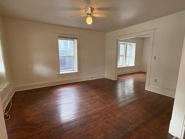 Foto del edificio - 228 E Bloomington St