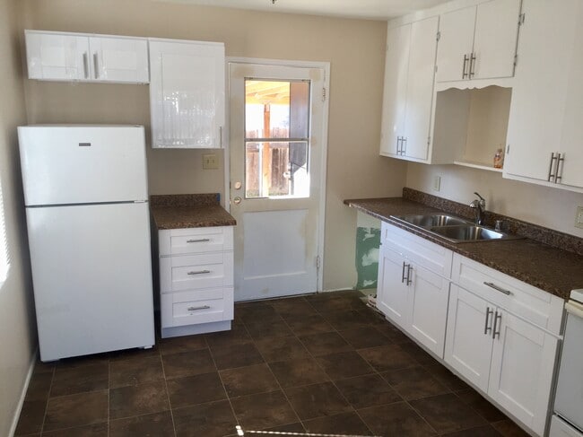 Foto del edificio - 1449 E 1st St