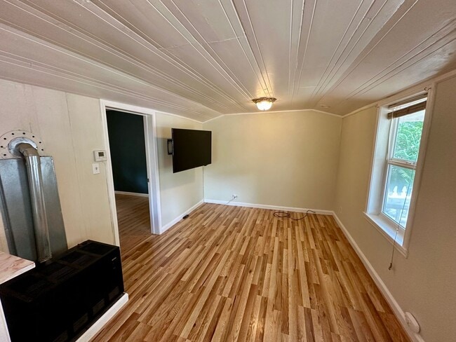 Building Photo - charming 1-bedroom, 1-bathroom home locate...