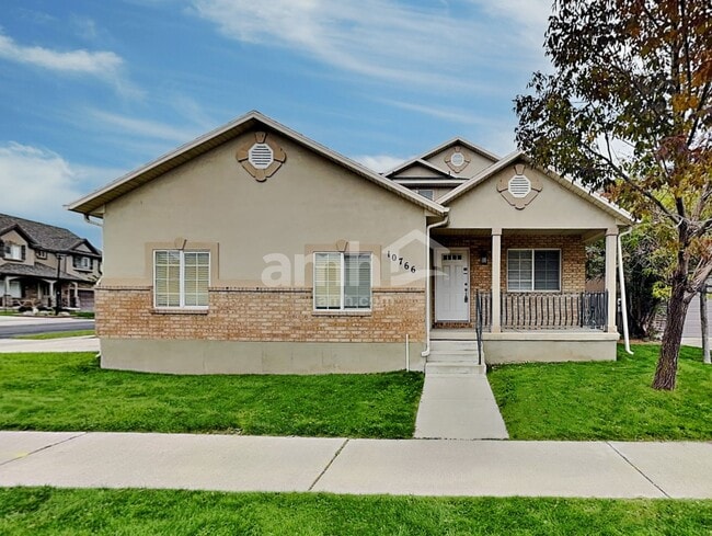 Building Photo - 10766 N Cypress