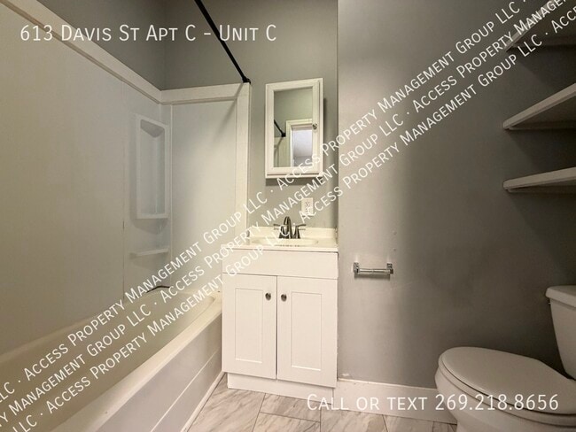 Building Photo - 613 Davis St