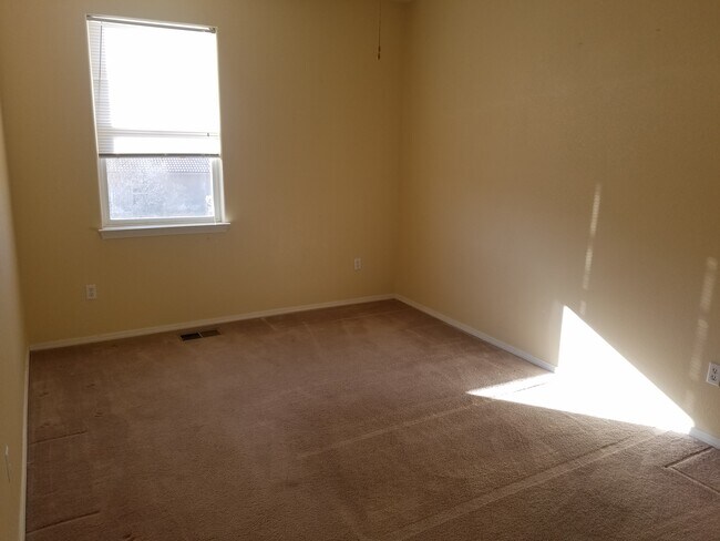Large rooms - 3331 Wagon Wheel St SW