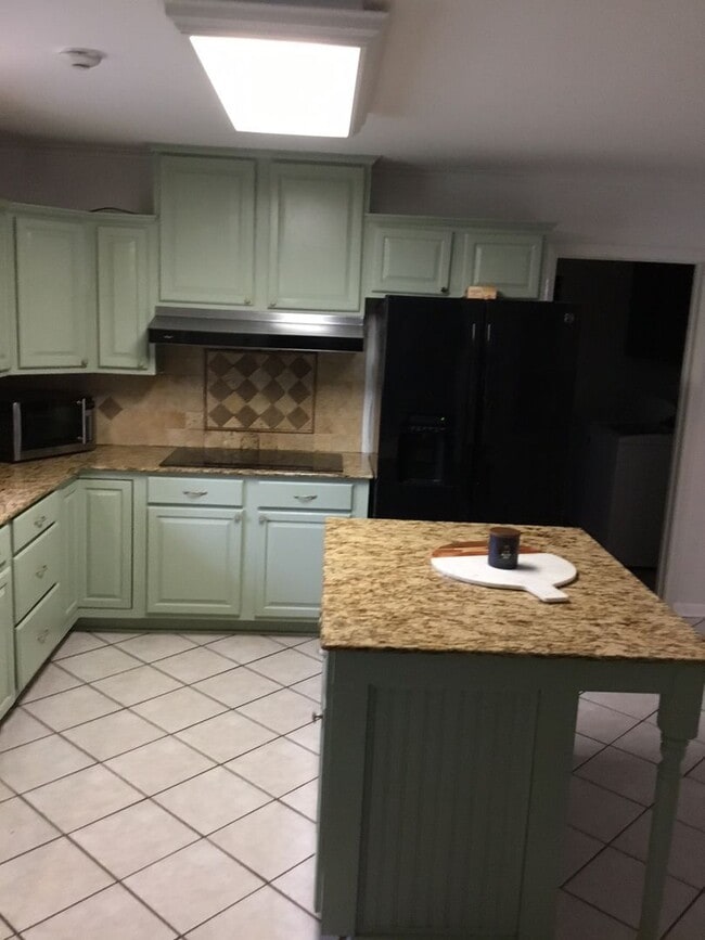 Building Photo - *BROADMOOR TERRACE*CORNER LOT*UPDATED HOME...