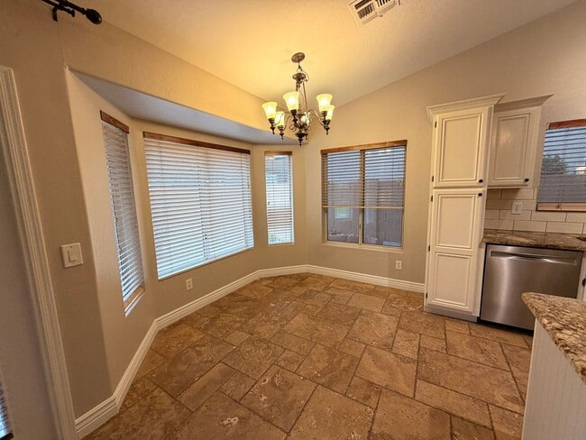 Foto del edificio - 4 Bed / 2 Bath Single Level Gilbert Home with NO Carpet, ALL NEW PAINT & 3 Car Garage!!