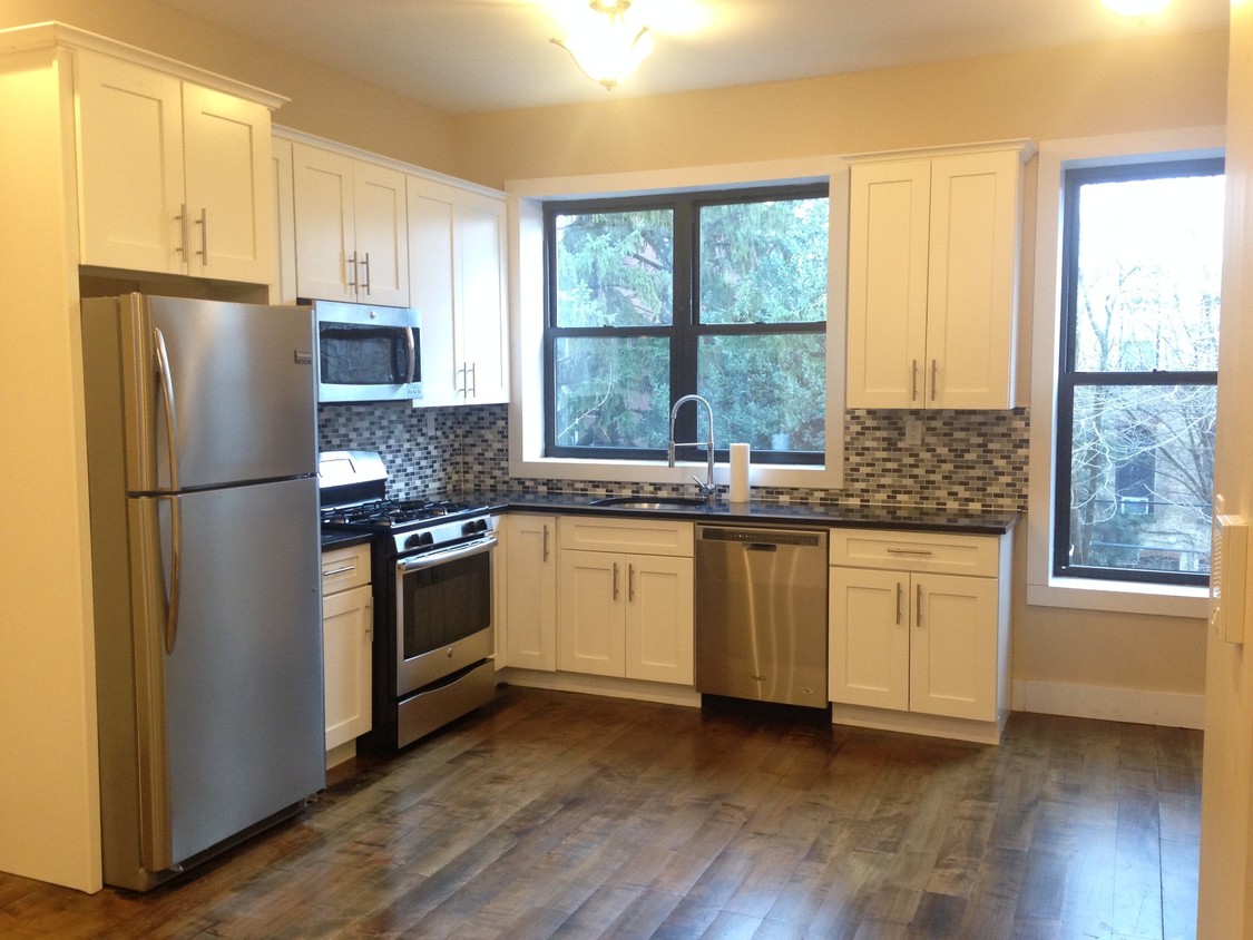 Primary Photo - 730 Halsey St