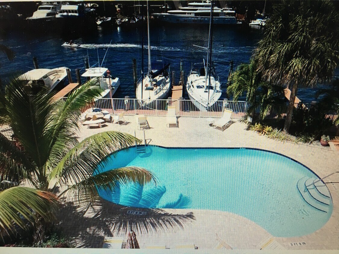 Foto principal - 815 Middle River Dr