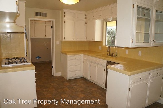 Building Photo - 4 br, 2 bath House - 715 E. Alluvial Ave
