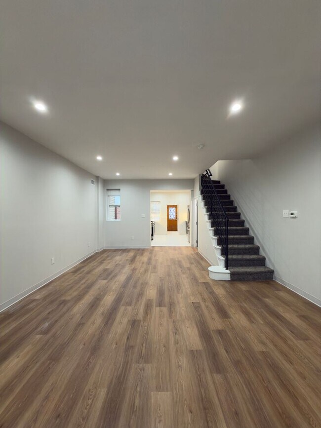 Foto del edificio - 3 bed 2.5 bath townhome - New Renovation