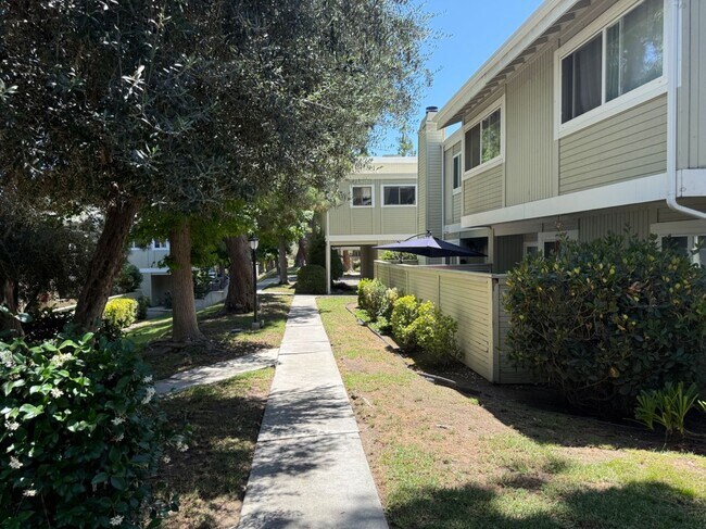 Foto del edificio - 22143 Burbank Blvd