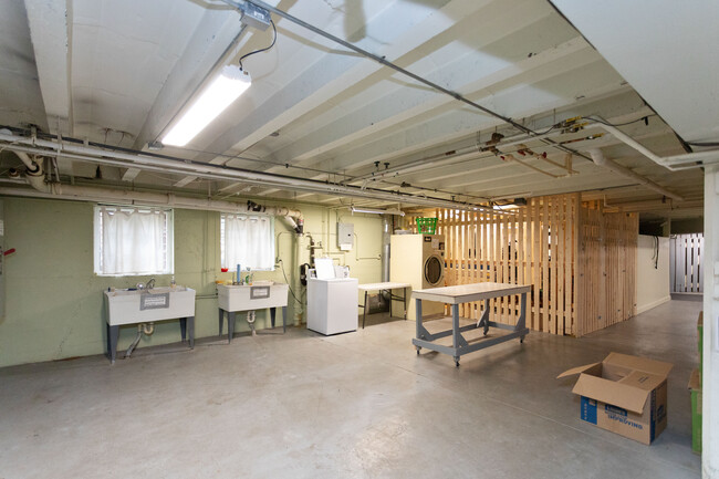 Building Photo - 1601 Spring Dr