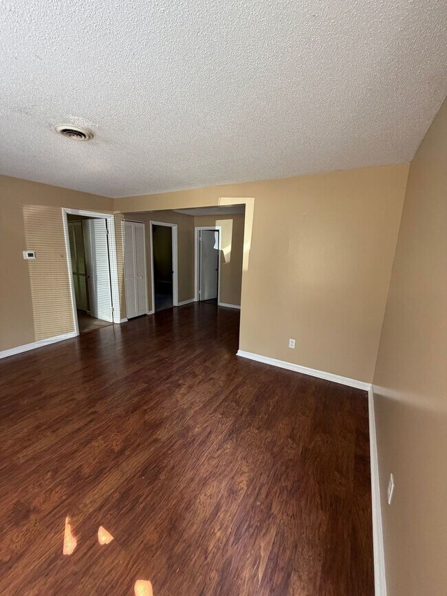 Foto del edificio - 1721 N Jim Minor Rd