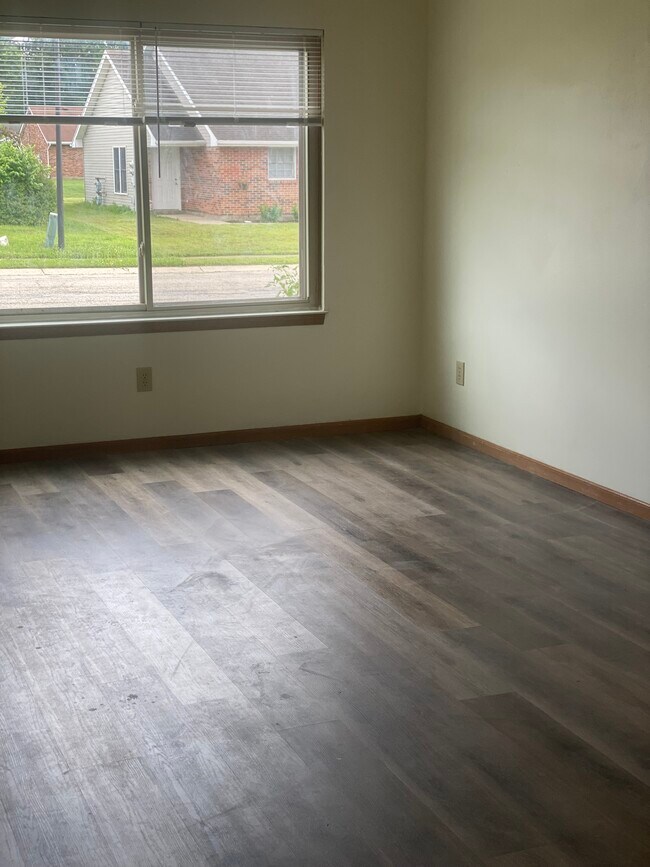 Foto del edificio - 1016 Eleanor Ave