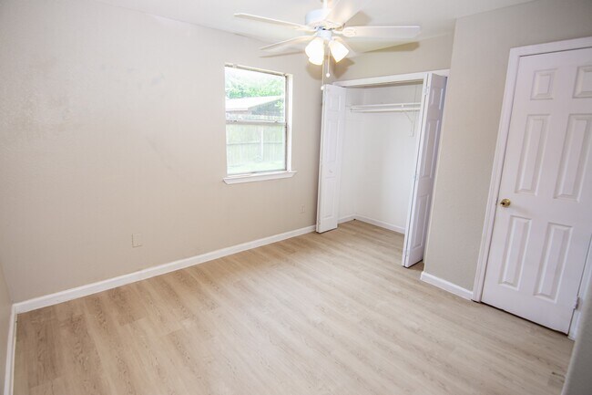 Building Photo - 2611 Ashington Dr