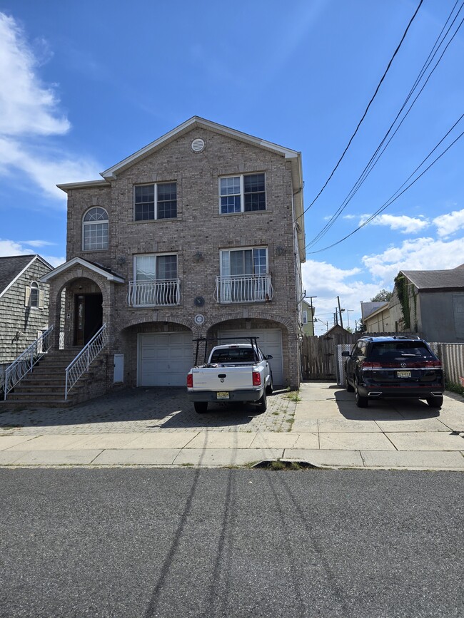 Building Photo - 660 McKinley St
