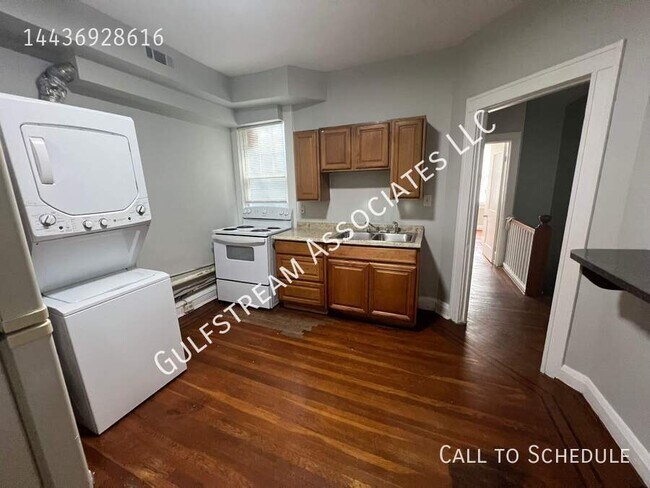 Foto del edificio - 2756 Pelham Ave