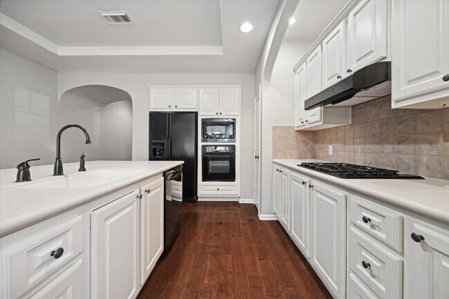 Building Photo - 6 Douvaine Ct