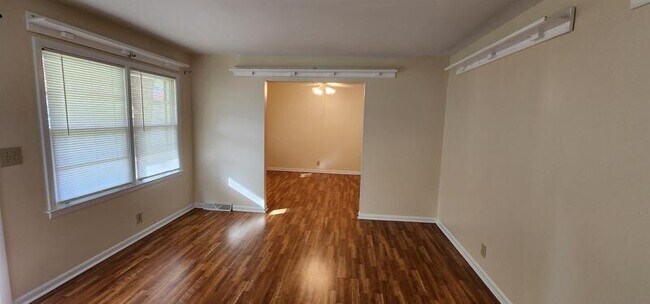 Building Photo - 109 Windsor Dr