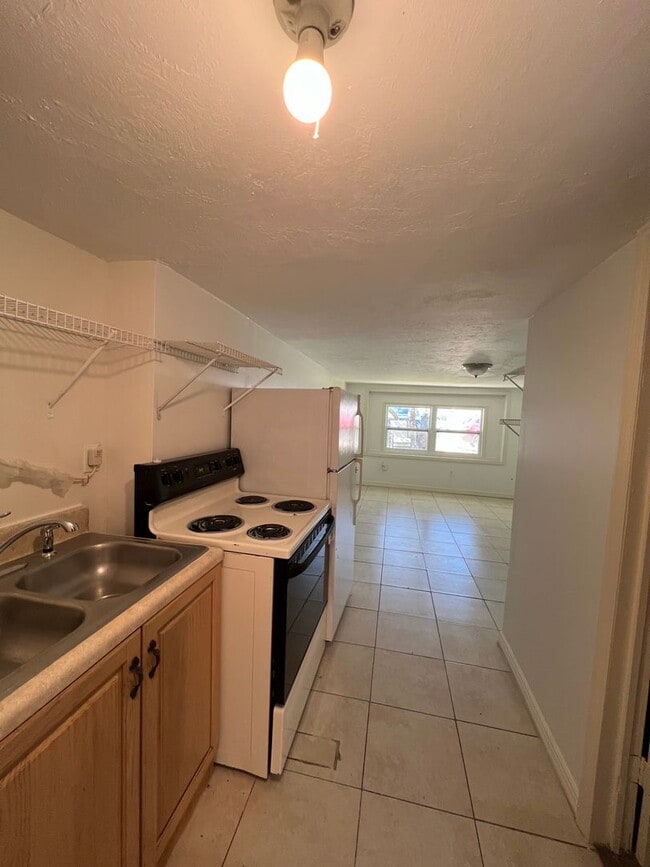 Building Photo - Studio