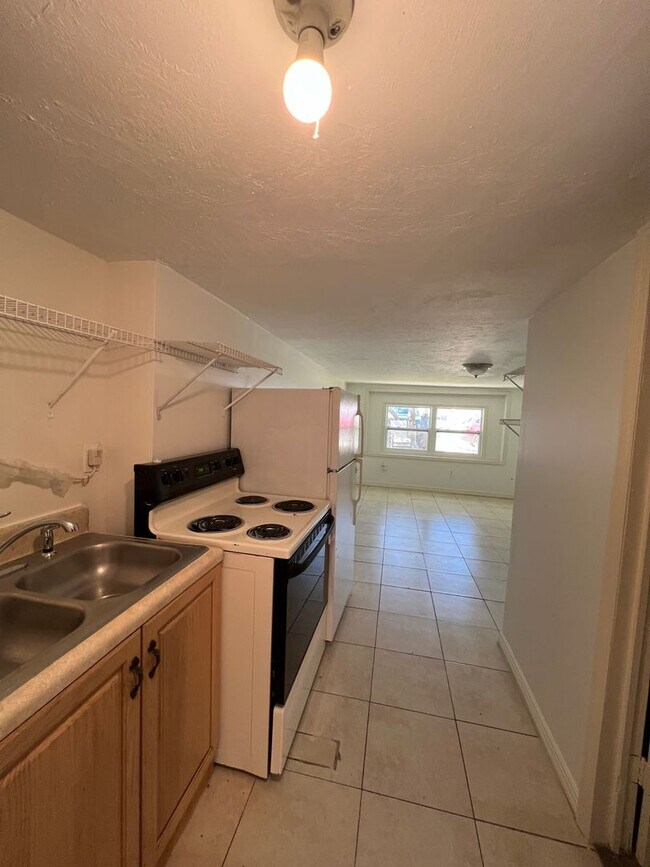 Building Photo - Studio