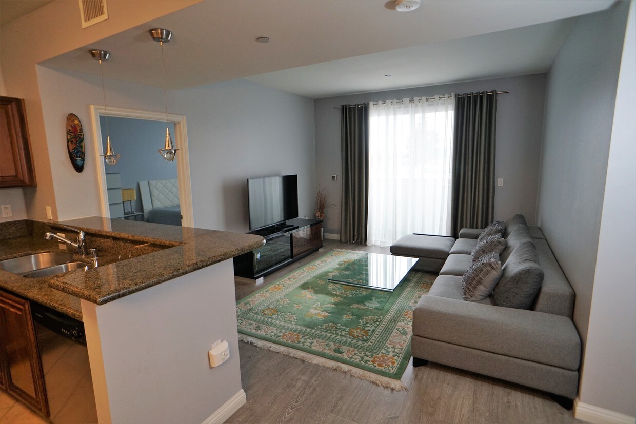 Foto principal - 13951 Sherman Way