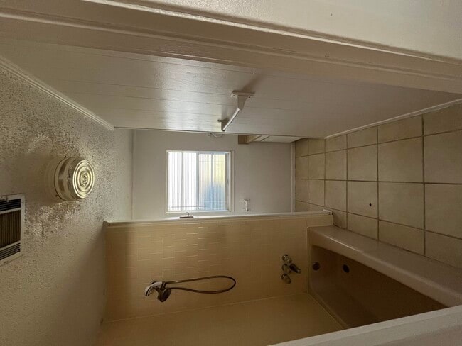 Building Photo - 590 Florosa Ct