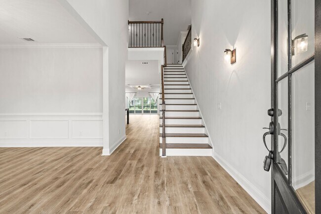 Building Photo - BEAUTIFUL HOME IN WATERWAYS!