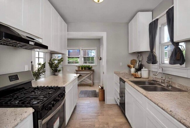 Building Photo - 2 bedroom 1 bath bungalow in the heart of ...