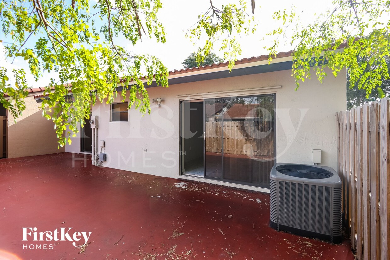 Foto del edificio - 6657 NW 174th Terrace