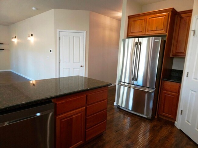Foto del edificio - 4Bd/2.5Ba Two Story House - Available to View!