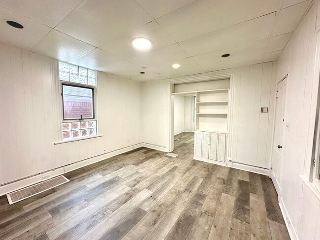 Building Photo - Updated 1 Bedroom, 1 Bath Unit in Highland...