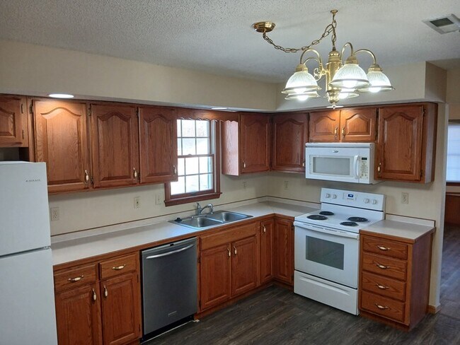 Foto del edificio - MOVE IN READY!!! 3 Bedroom, 2 Bath, 2 car Garage House For Rent