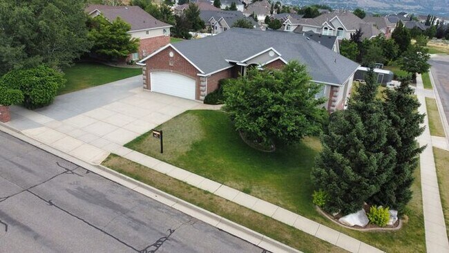 Foto del edificio - 5 bdrm 3bth Home 3 Car Garage Some utilities included