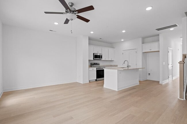 Building Photo - New Design 2-bedroom Lily Townhome at James Creek