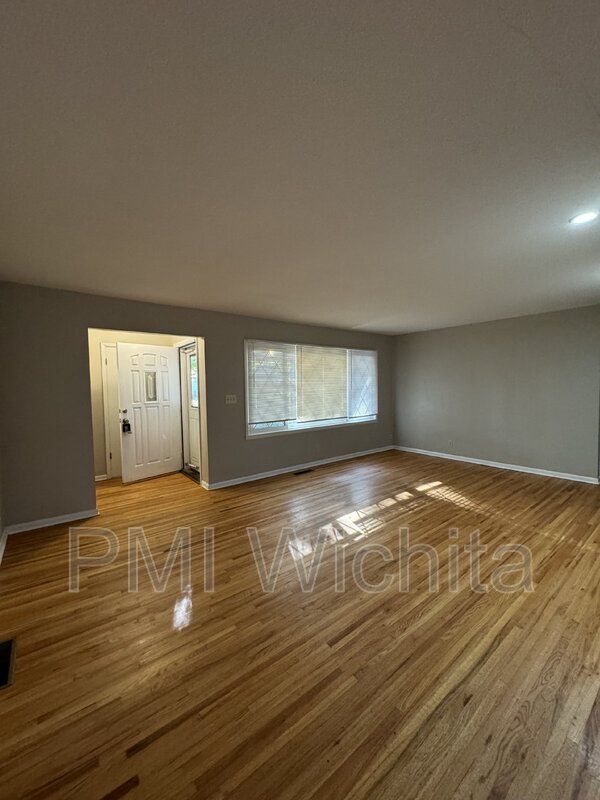 Building Photo - 937 S Broadmoor St