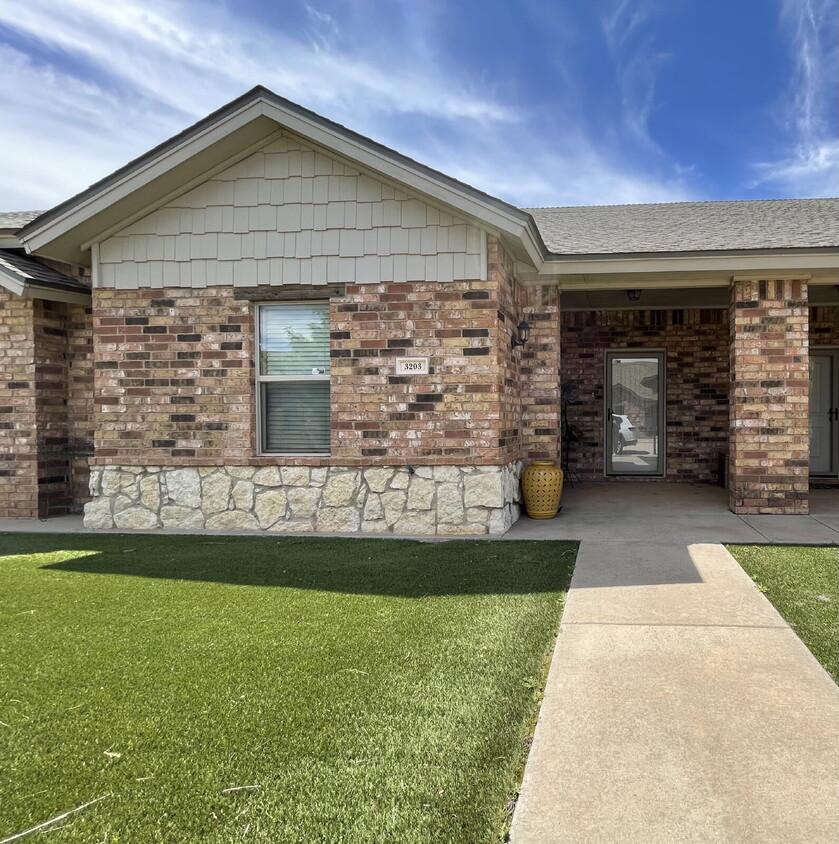 Primary Photo - Cute 3/2/2 townhome in the Lubbock-Cooper ...