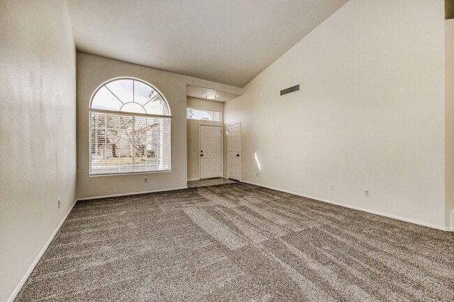 Foto del edificio - Fully remodeled!  Cozy 4 bedroom with 3 car garage !