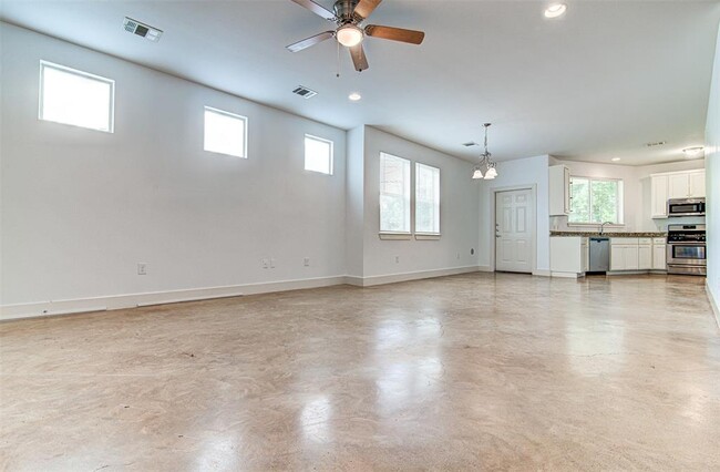 Building Photo - 3301 Thomas Kincheon St
