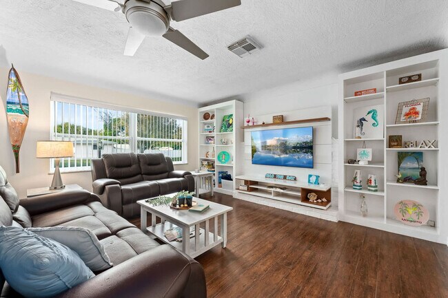 Building Photo - 1341 Bayview Dr