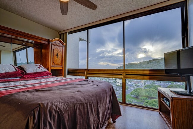 Building Photo - Hawaii Kai Condo with Resort-like Amenitie...