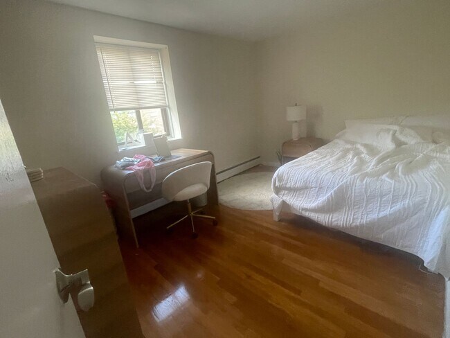 Foto del edificio - FREE MONTH & NO FEE  Stunning top floor sunny 2 bed near BU and across from T stop and Supermarket