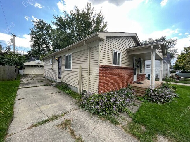 Building Photo - 115 W Shevlin Ave