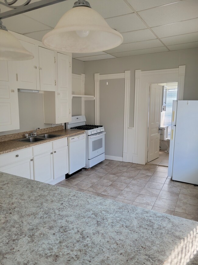 Lots of counter & cabinet space - 324 Prospect Ave NE