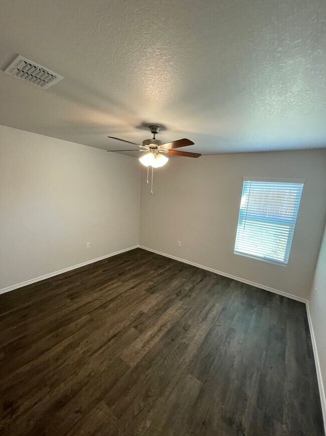 Foto del edificio - *Pre-Leasing** Four Bedroom | Two Bath Home in Legend Pond