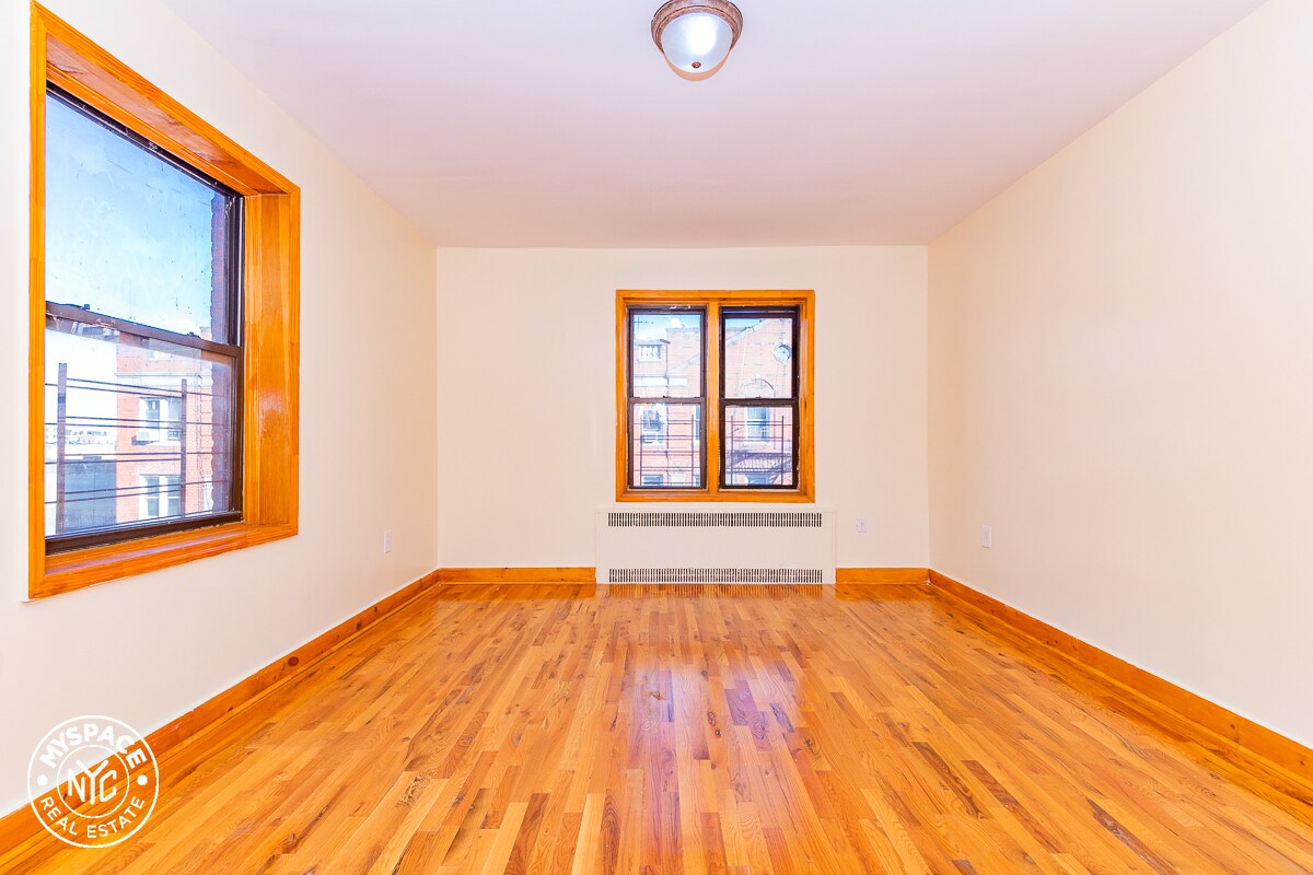 Primary Photo - 100 E 21st St