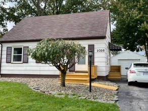 Building Photo - 1016 Willard Ave SE